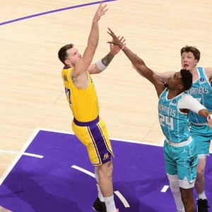 开云官网-东契奇39+3+4，詹姆斯全能难救主，湖人不敌黄蜂5战4负俯冲附加赛